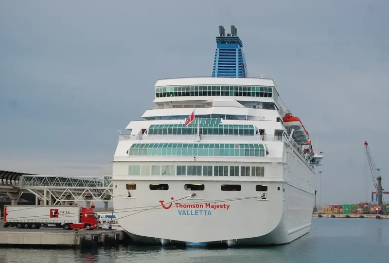 CROWN IRIS Passenger Ship IMO 8814744 photo 8