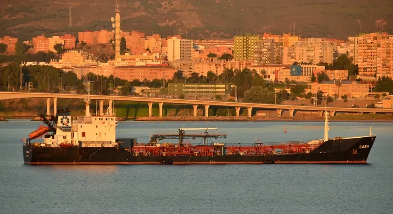 HERCULES 300 Tanker IMO 8814861 photo 9