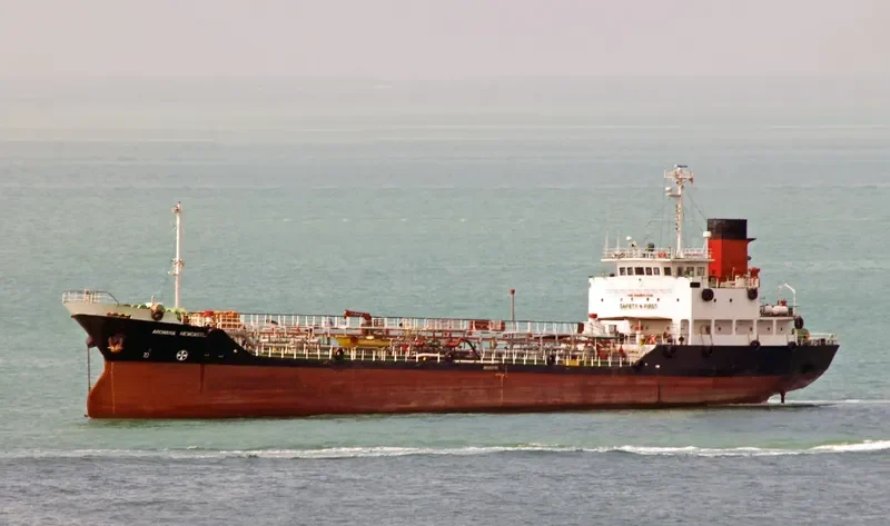 ZHONG DE Tanker IMO 9017185 photo 2
