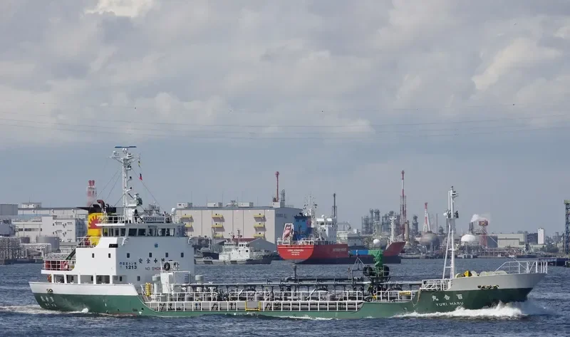 UM AQUILA Tanker IMO 9104304 photo 2