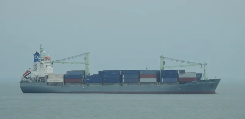 MERATUS MAKASSAR Container Ship IMO 9106637 photo 3