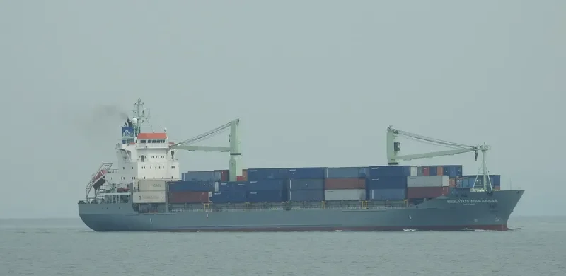 MERATUS MAKASSAR Container Ship IMO 9106637 photo 4