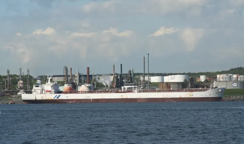 SHANGHAI Tanker IMO 9118458 photo 9
