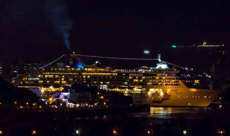 EXPLORER DREAM Passenger Ship IMO 9141077 photo 7