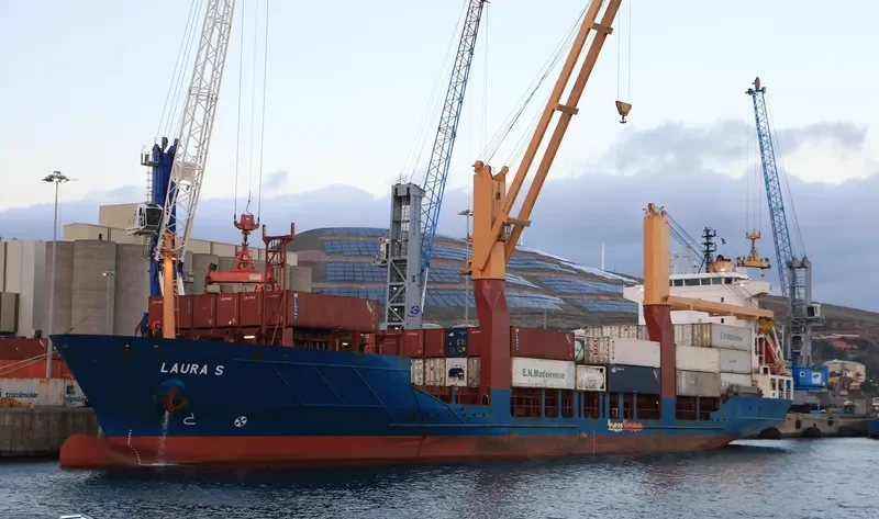 LAURA S Container Ship IMO 9157868 photo 5