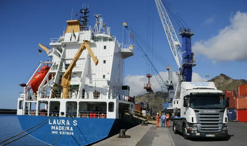 LAURA S Container Ship IMO 9157868 photo 9