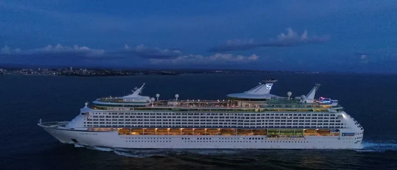 VOYAGER OF THE SEAS Passenger Ship IMO 9161716 photo 2