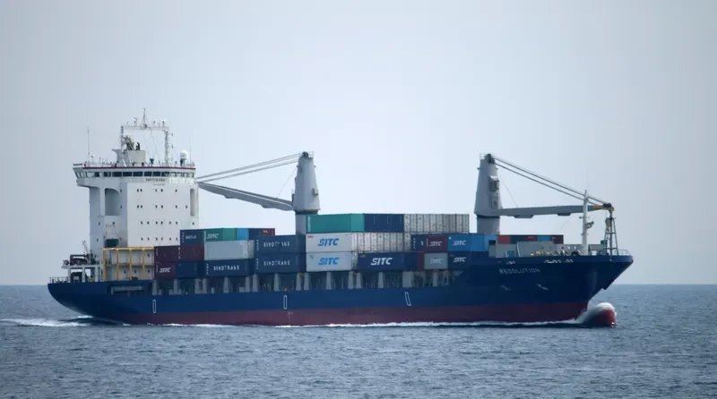 RESOLUTION Container Ship IMO 9202780 photo 3