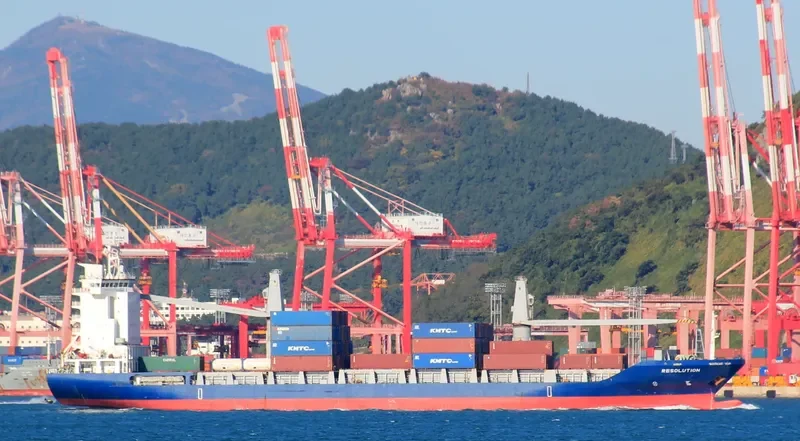 RESOLUTION Container Ship IMO 9202780 photo 9