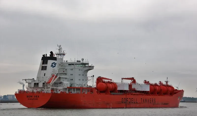 BOW SEA Tanker IMO 9215282 photo 4
