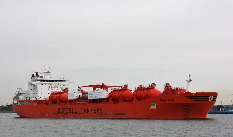 BOW SEA Tanker IMO 9215282 photo 5