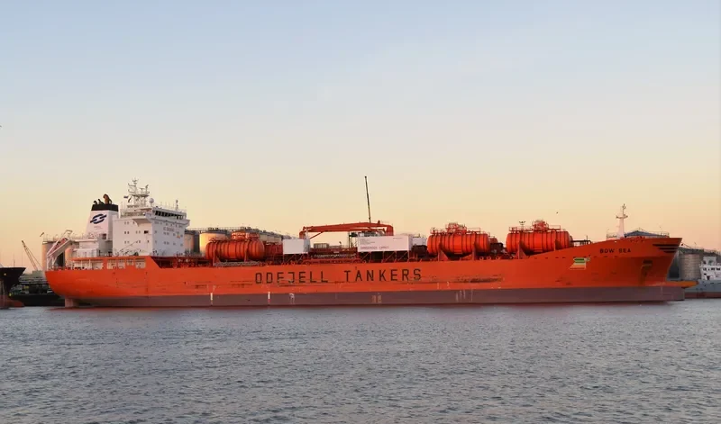 BOW SEA Tanker IMO 9215282 photo 8