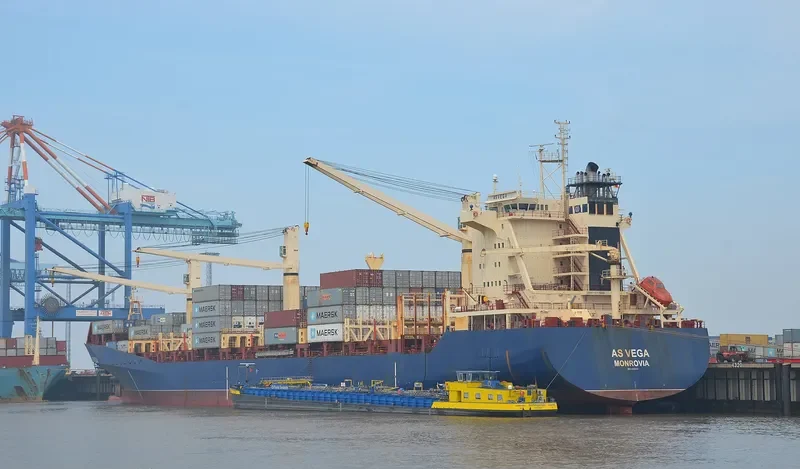 AS VEGA Container Ship IMO 9225433 photo 3