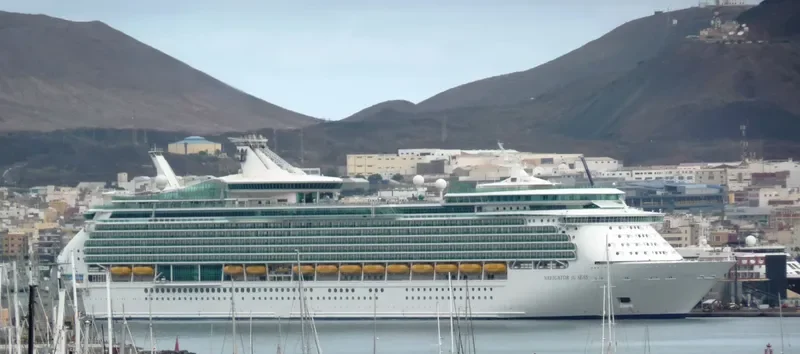 NAVIGATOR OF THE SEAS Passenger Ship IMO 9227508 photo 6