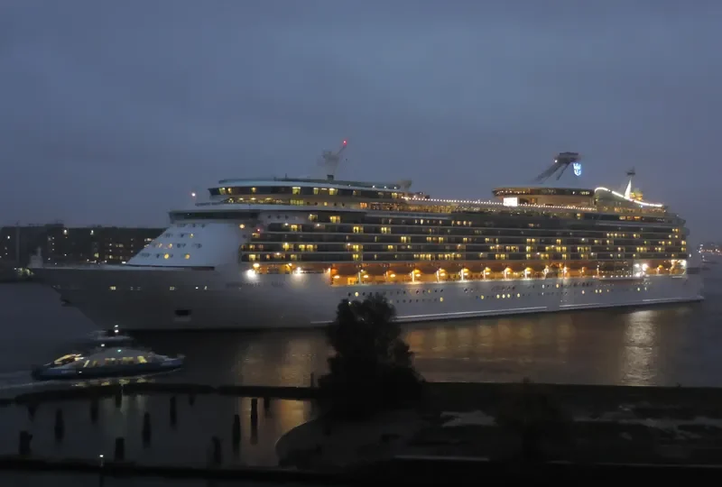 NAVIGATOR OF THE SEAS Passenger Ship IMO 9227508 photo 10