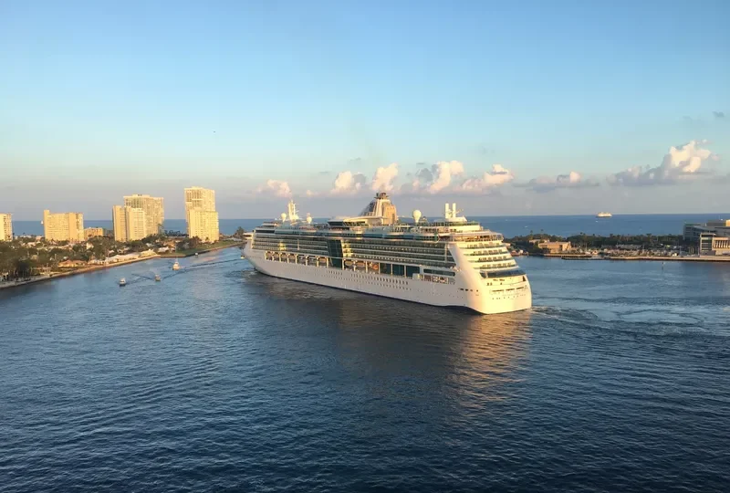 SERENADE OF THE SEAS Passenger Ship IMO 9228344 photo 2
