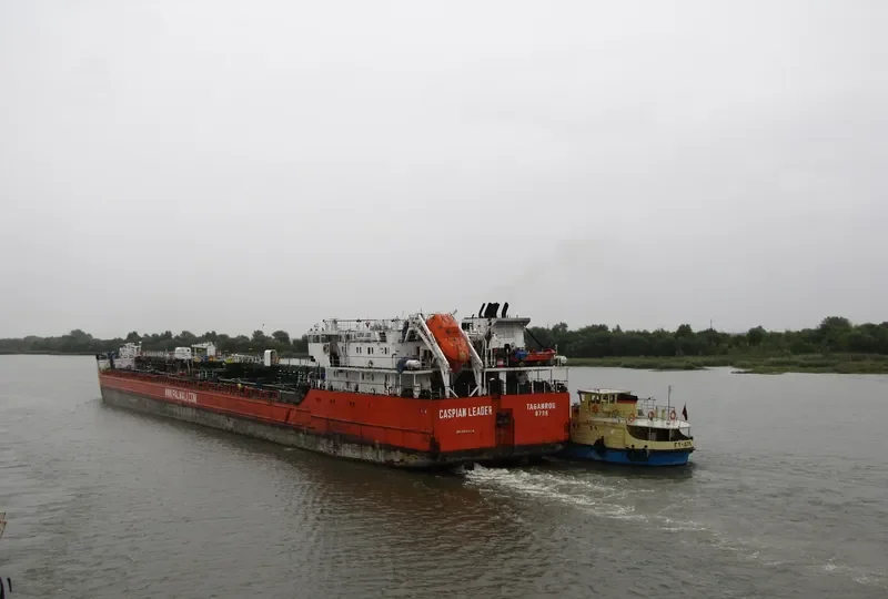 CASPIAN LEADER Tanker IMO 9235684 photo 2