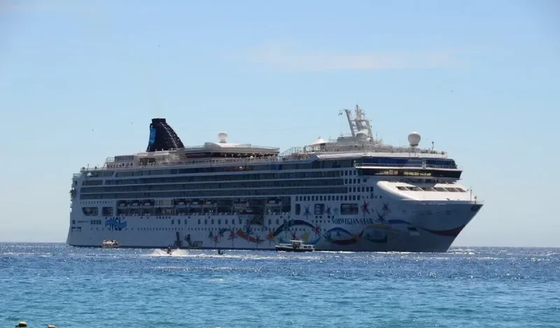 CARNIVAL MIRACLE Passenger Ship IMO 9237357 photo 3