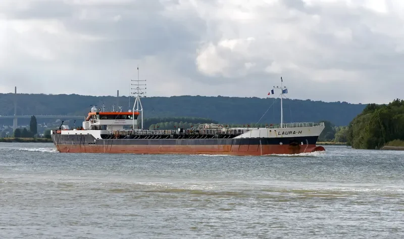 LAURA H Tanker IMO 9245299 photo 2