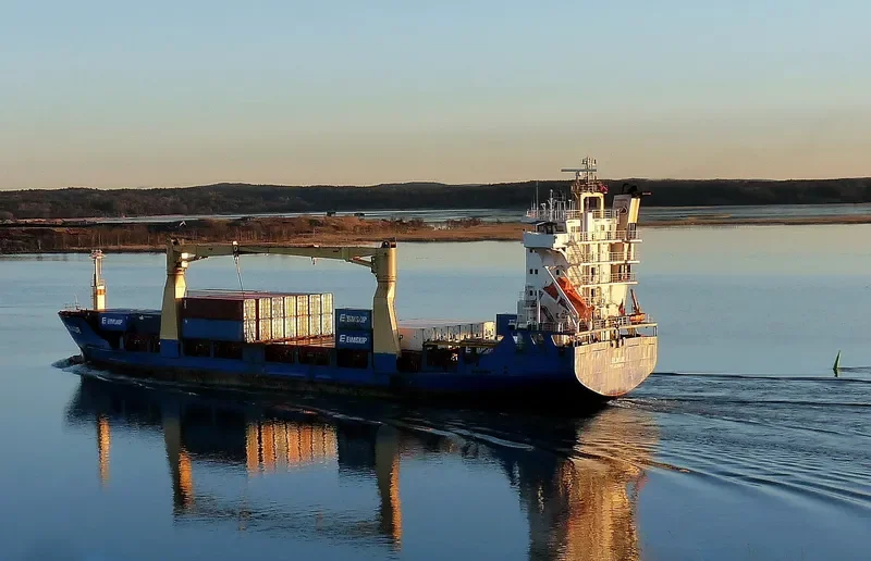 JULIAN Container Ship IMO 9261994 photo 4