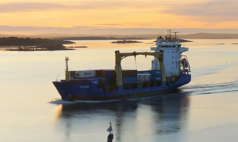 JULIAN Container Ship IMO 9261994 photo 5