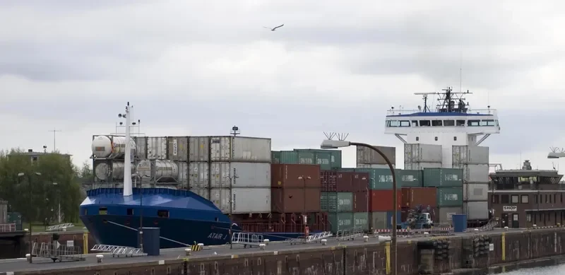 FESCO NAVARIN Container Ship IMO 9296999 photo 3