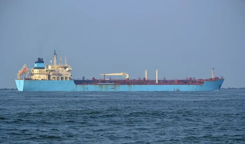 BLUE COMMANDER Tanker IMO 9298818 photo 2