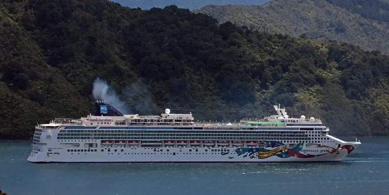 NORWEGIAN JEWEL Passenger Ship IMO 9304045