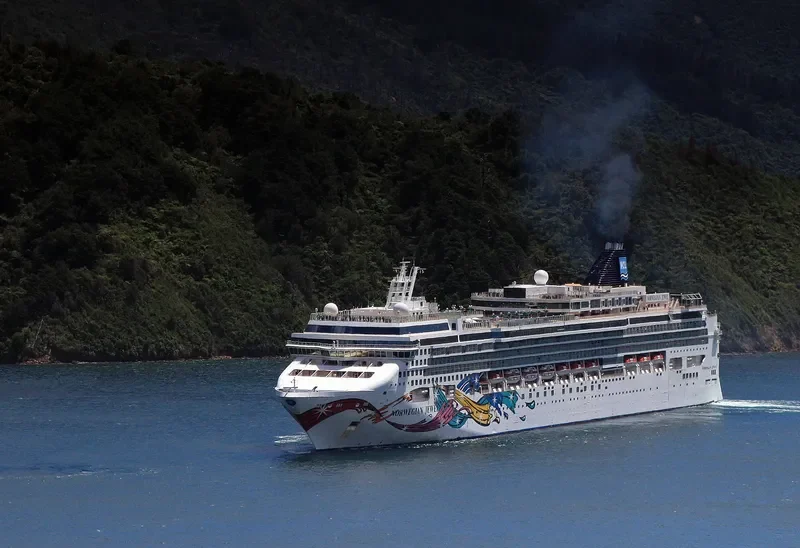 NORWEGIAN JEWEL Passenger Ship IMO 9304045 photo 4