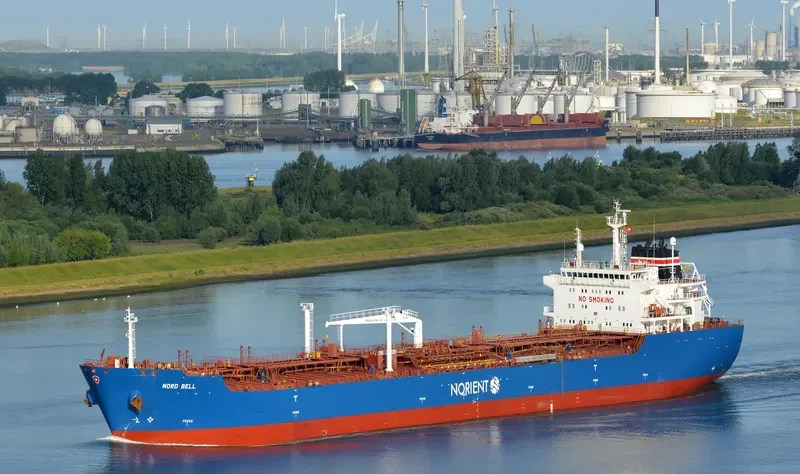 LUZERN Tanker IMO 9309980 photo 4