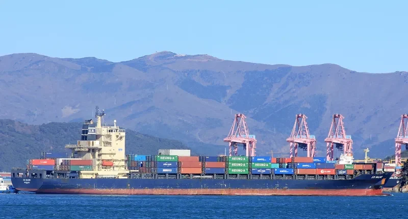 KMTC TIANJIN Container Ship IMO 9315848 photo 5