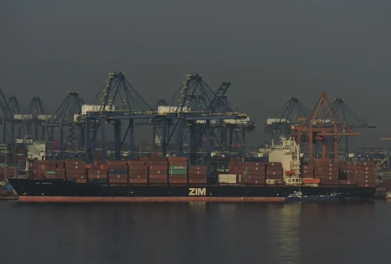 ZIM QINGDAO Container Ship IMO 9318163 photo 4
