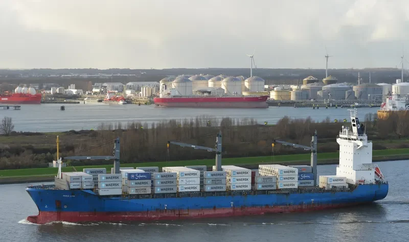 SEASPAN LOGA Container Ship IMO 9320001 photo 4