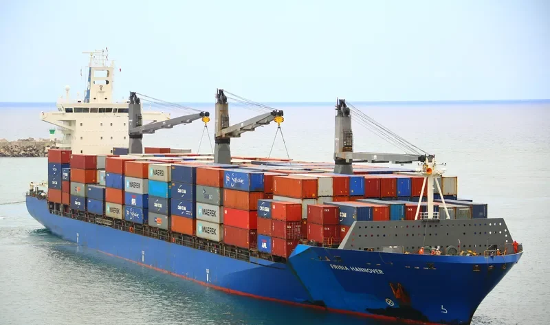 SEASPAN HANNOVER Container Ship IMO 9320013 photo 2
