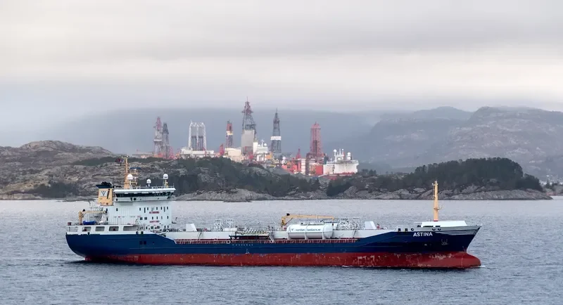 ASTINA Tanker IMO 9320063 photo 3