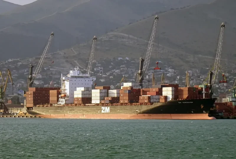 ZIM VANCOUVER Container Ship IMO 9322334 photo 2