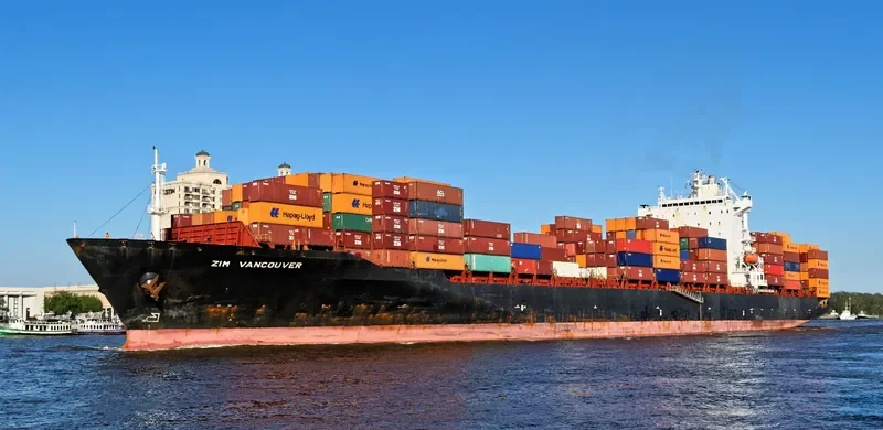 ZIM VANCOUVER Container Ship IMO 9322334 photo 9