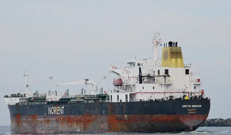 ARCTIC BREEZE Tanker IMO 9350850 photo 5