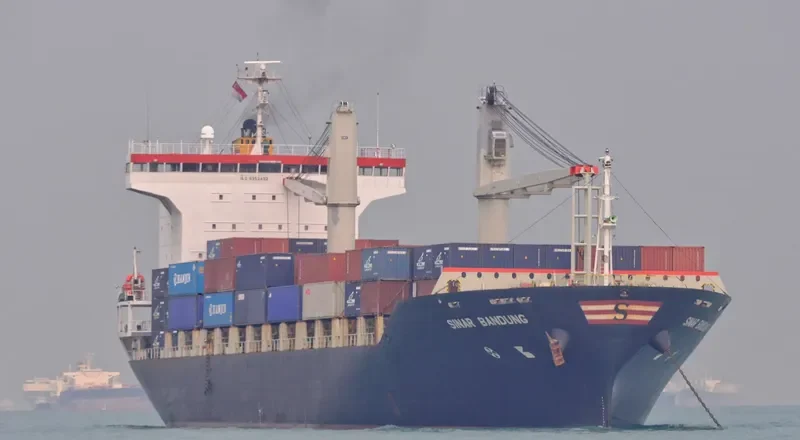 SINAR BANDUNG Container Ship IMO 9352432 photo 2