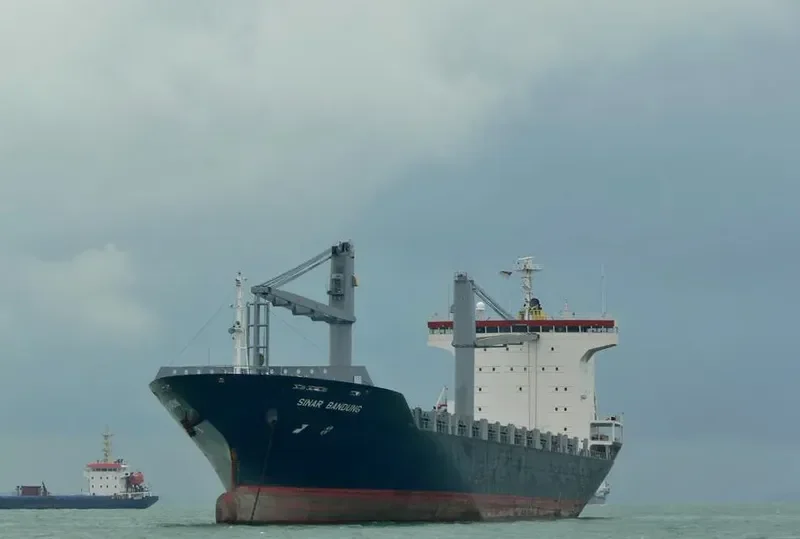 SINAR BANDUNG Container Ship IMO 9352432 photo 8