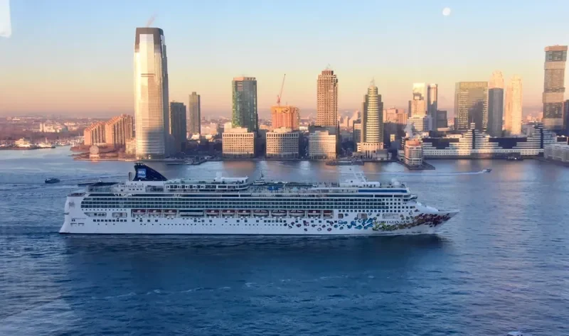 NORWEGIAN GEM Passenger Ship IMO 9355733 photo 2