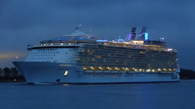 OASIS OF THE SEAS Passenger Ship IMO 9383936 photo 2