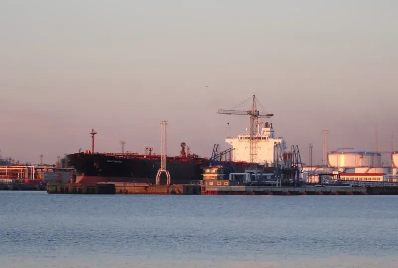 GULF CASTLE Tanker IMO 9389837 photo 2