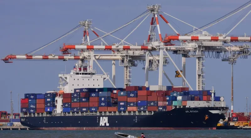 SM QINGDAO Container Ship IMO 9395939 photo 9