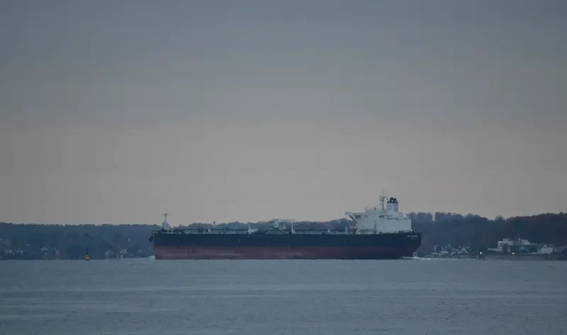SEA VOYAGER Tanker IMO 9408310 photo 9