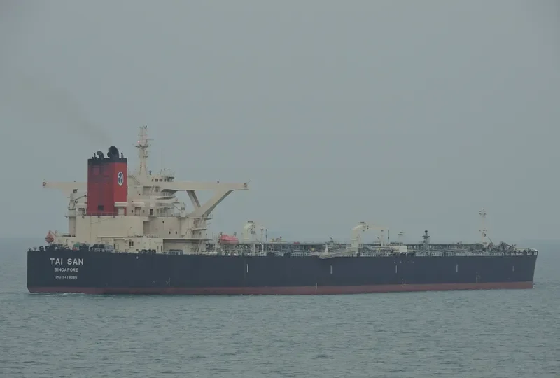 MARAN LUPUS Tanker IMO 9418066 photo 2