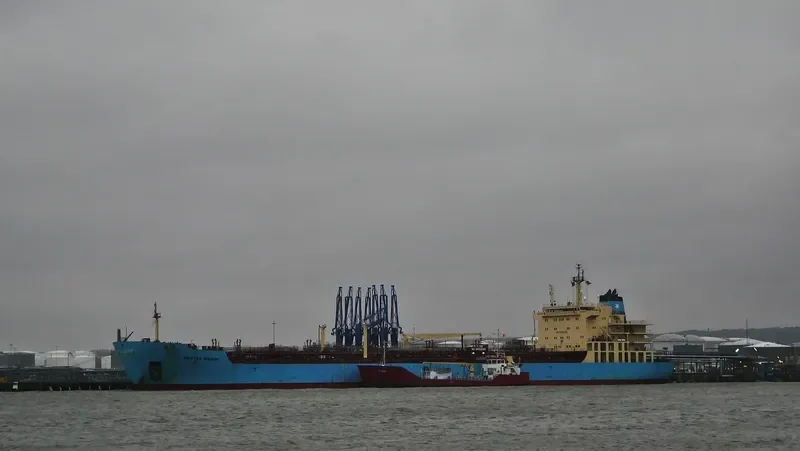 KIRSTEN MAERSK Tanker IMO 9431264 photo 2