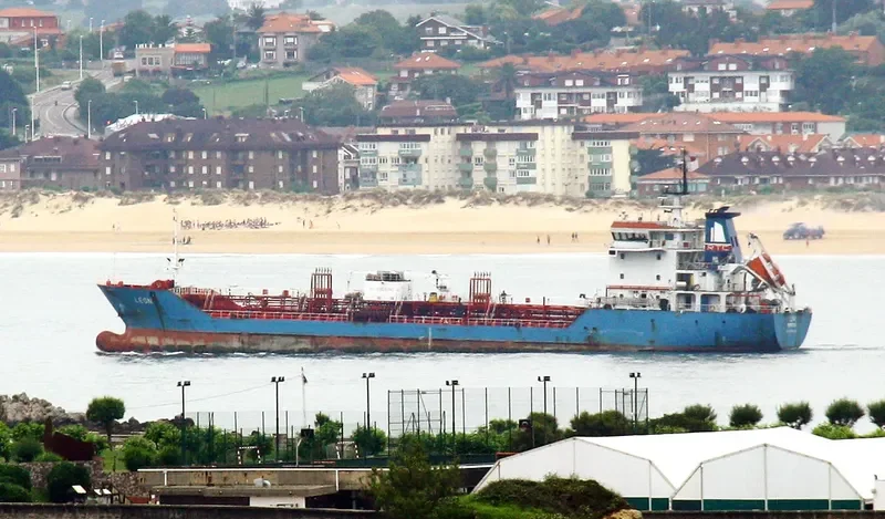 LEON Tanker IMO 9435844 photo 3