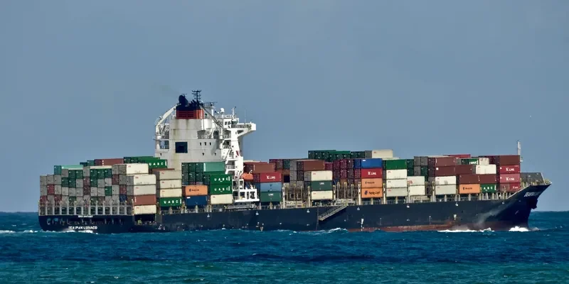 SEASPAN LUMACO Container Ship IMO 9443487 photo 2