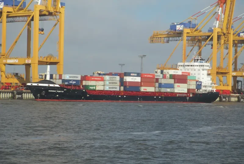 BEATRIZ B Container Ship IMO 9448671 photo 39